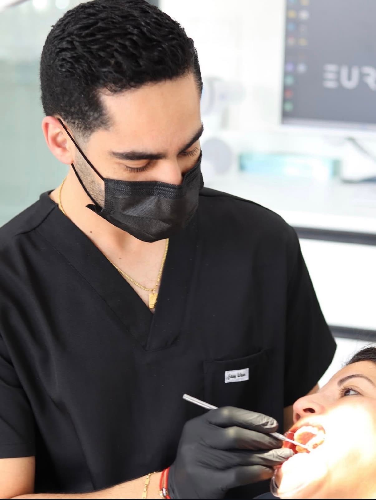 Le Dr Omar Berrada en consultation avec une patiente à la clinique EuroSmile